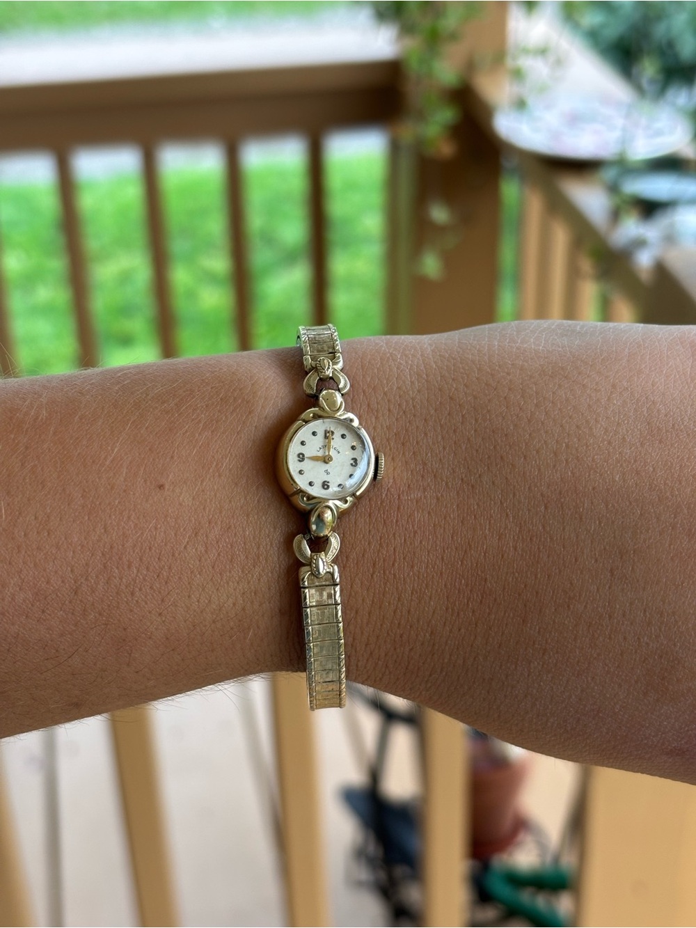 Vintage Gold-Tone Ladies dainty lady Elgin 14k gold filled Watch